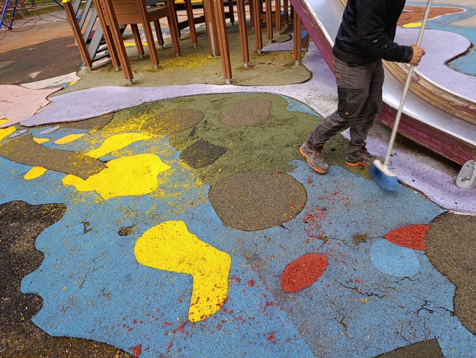 Un operario elimina restos en la zona vandalizada