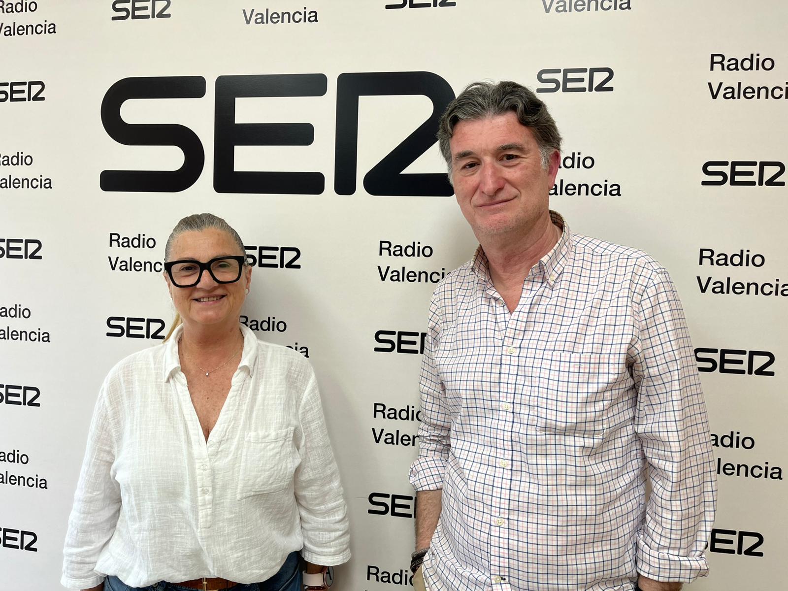 Lola Soler y Salvador Ferriol en los estudios de Radio Valencia Cadena SER