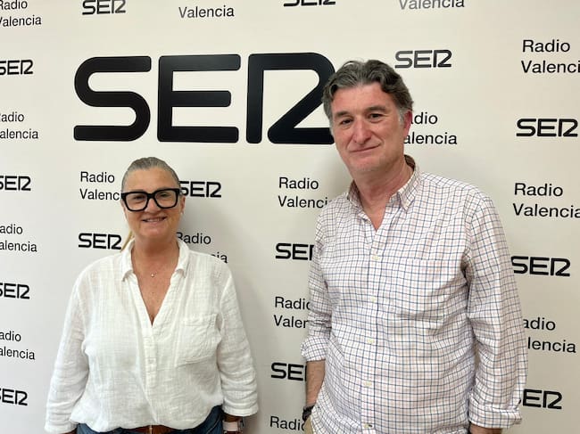 Lola Soler y Salvador Ferriol en los estudios de Radio Valencia Cadena SER