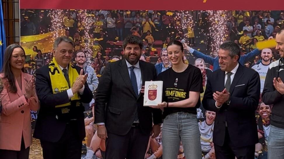 Fernando López Miras homenajea a Hozono Global Jairis: "Sois las mejores"