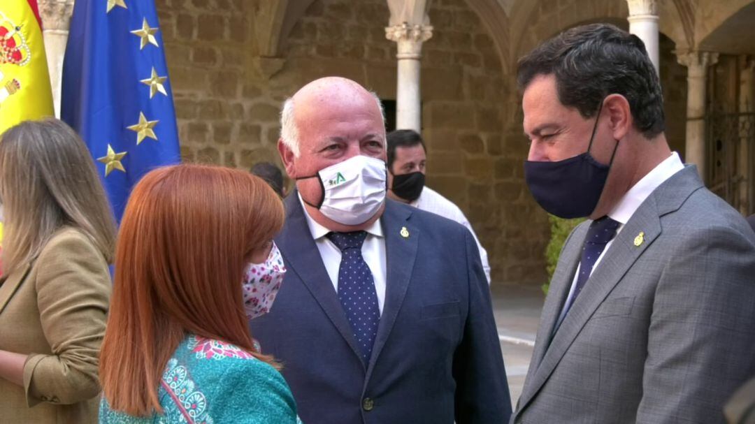 La alcaldesa de Úbeda, Toni Olivares, hablando con el presidente de la Junta, Juanma Moreno, y el consejero de Salud, Jesús Aguirre