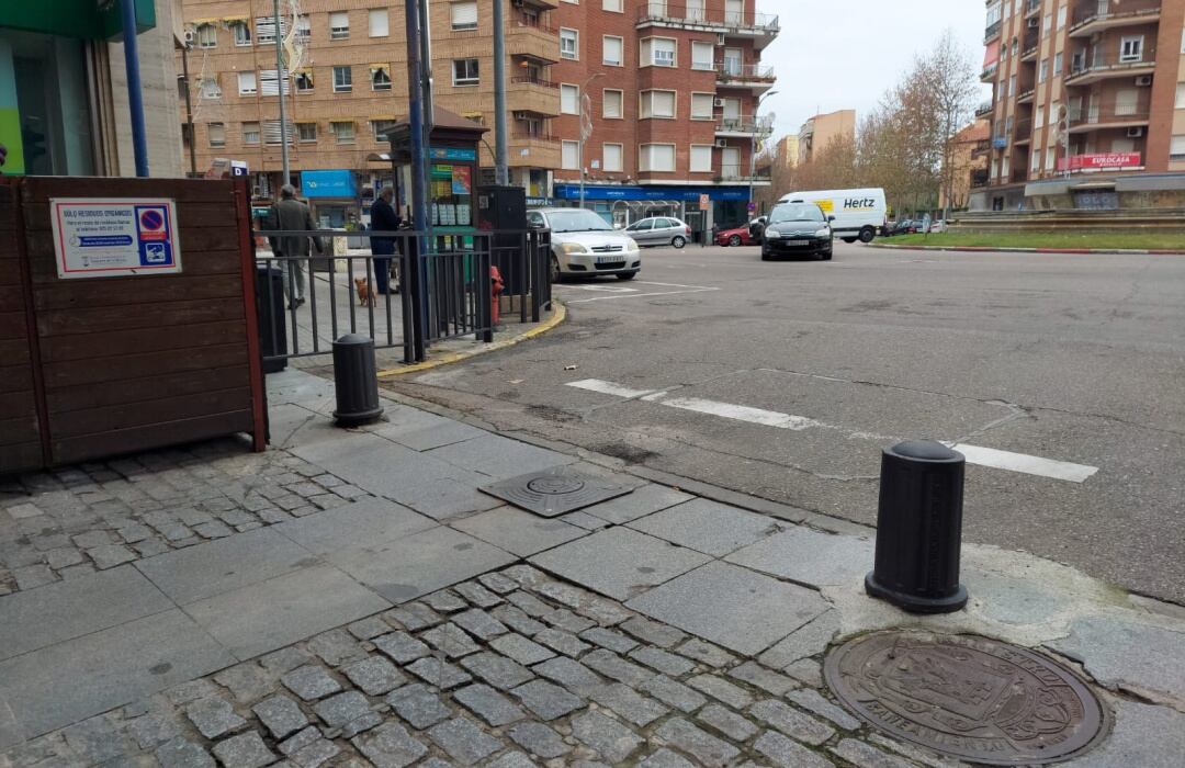 Bolardos y bolardo retráctil a la entrada de Calle Trinidad por Plaza de España