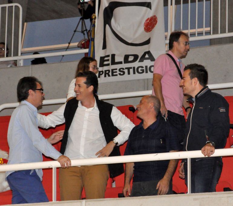 El alcalde y el concejal de Deportes de Elda con directivos del Elda Prestigio