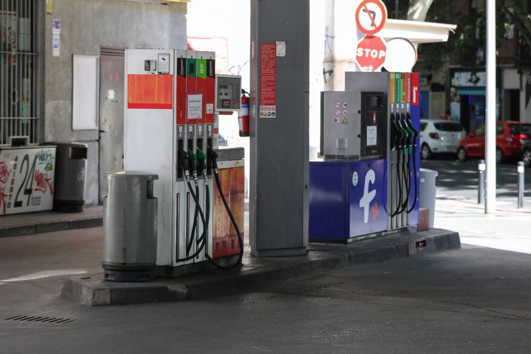 Personas ponen gasolina en sus coches en una gasolinera de Madrid.