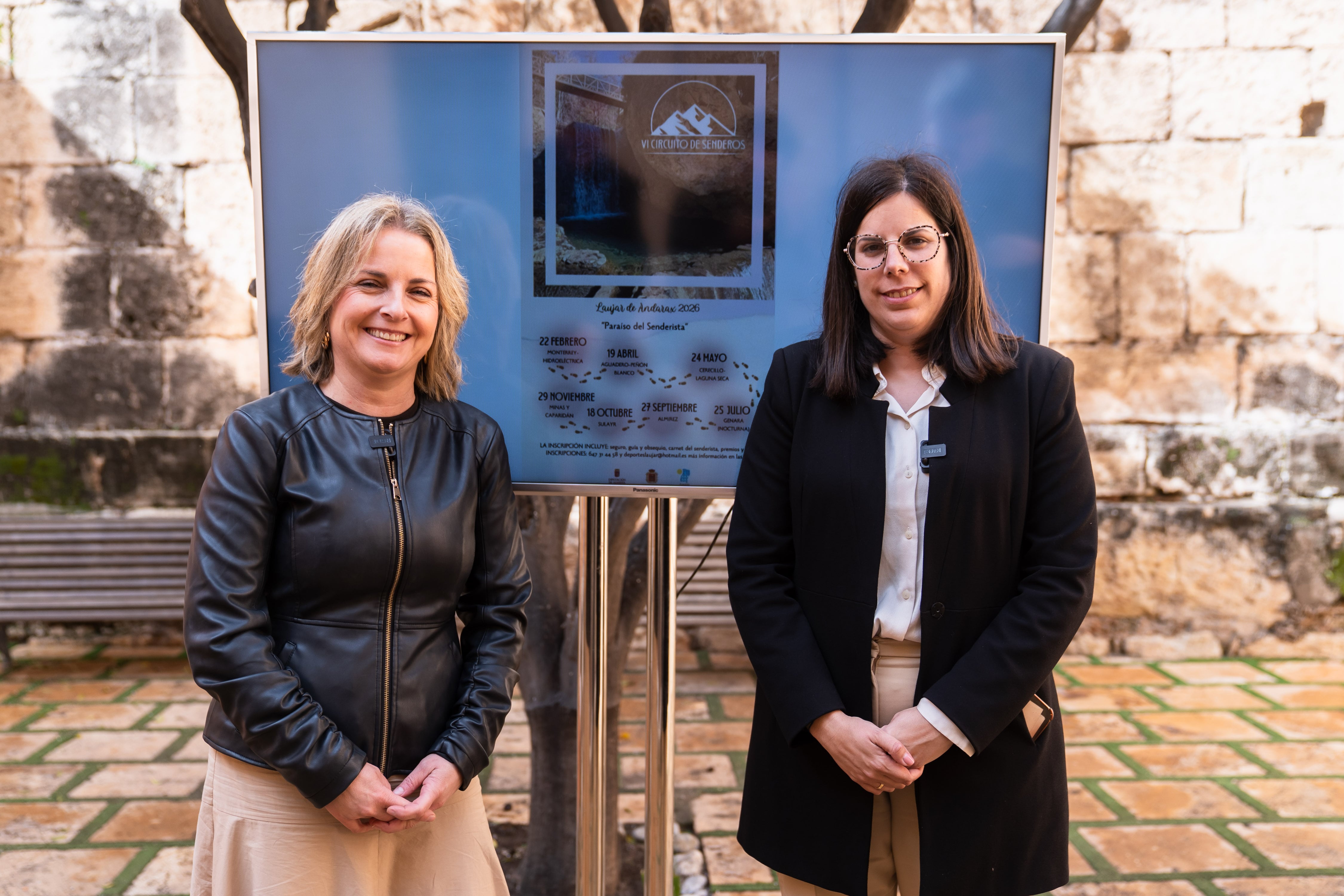 La diputada de Deportes, María Luisa Cruz, y la vicepresidenta y alcaldesa de Laujar, Almudena Morales, invitan a todos a participar en este calendario que tiene distintos niveles de dificultad.