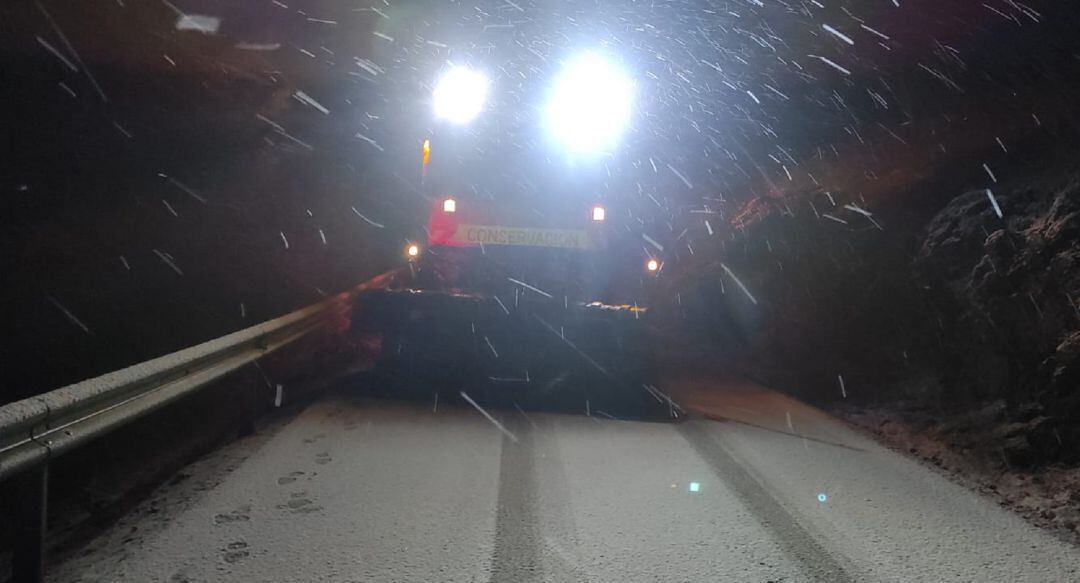 Los operarios han tenido que trabajar toda la noche para poder asegurar que las carreteras de la provincia puedan seguir funcionando