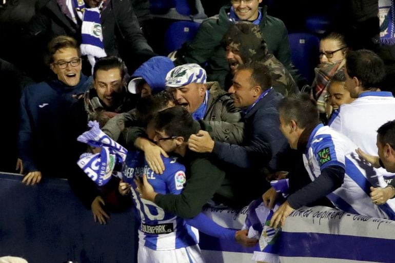 El centrocampista del Leganés, Robert Ibáñez, celebra con sus aficionados el segundo gol del equipo madrileño, durante el encuentro correspondiente a la jornada 12 de primera división.