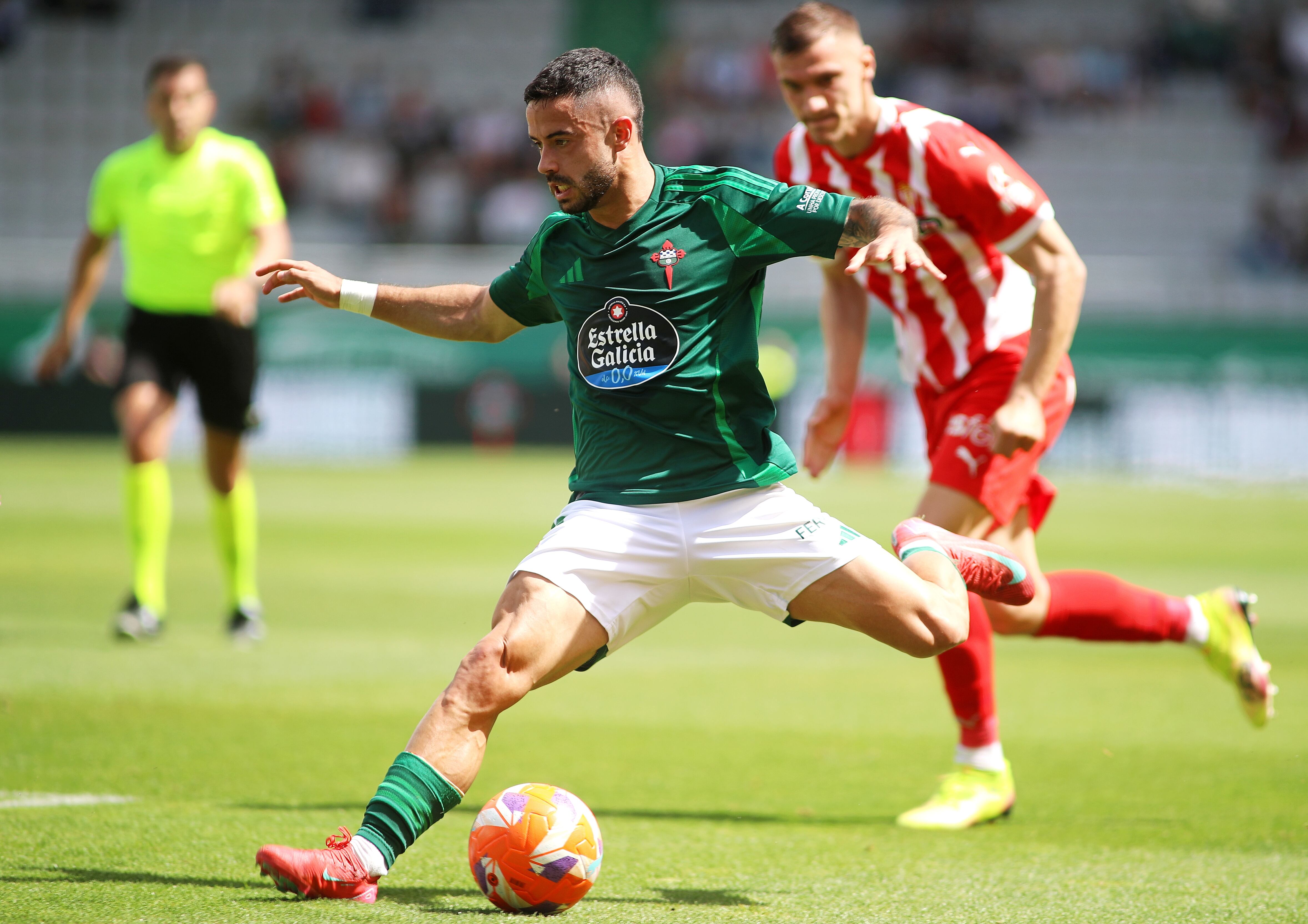 Álvaro Sanz controla el esférico en una acción del Racing-Sporting en A Malata (foto: Mariño / Cadena SER)