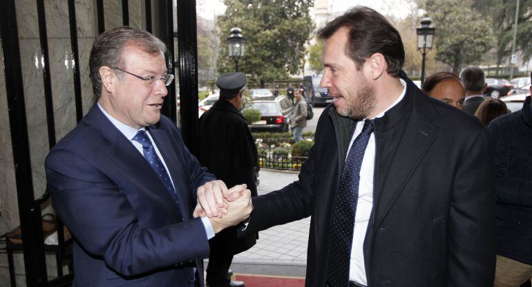 Los alcaldes de León, Antonio Silván (i), y de Valladolid, Óscar Puente (d) se saludan en un acto celebrado en Madrid