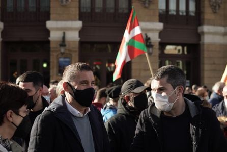 El coordinador general de EH Bildu, Arnaldo Otegi (i) y el secretario general de Sortu, Arkaitz Rodríguez (d), dos de los acusados por el caso Bateragune durante la concentración bajo el lema &#039;Demokrazia&#039; en defensa a los procesados por el caso Bateragune, en la Plaza de Arriaga