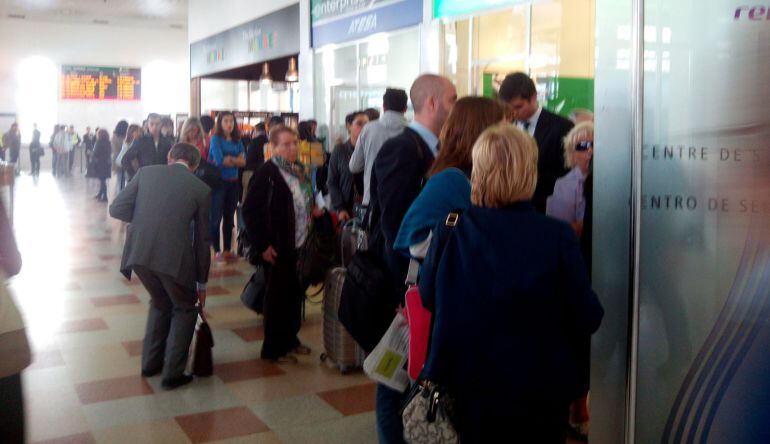 Estació de Lleida-Pirineus amb multitud de passatgers, alguns esperant autocars sustitutoris, altres demanant informacio, altres per llogar cotxes