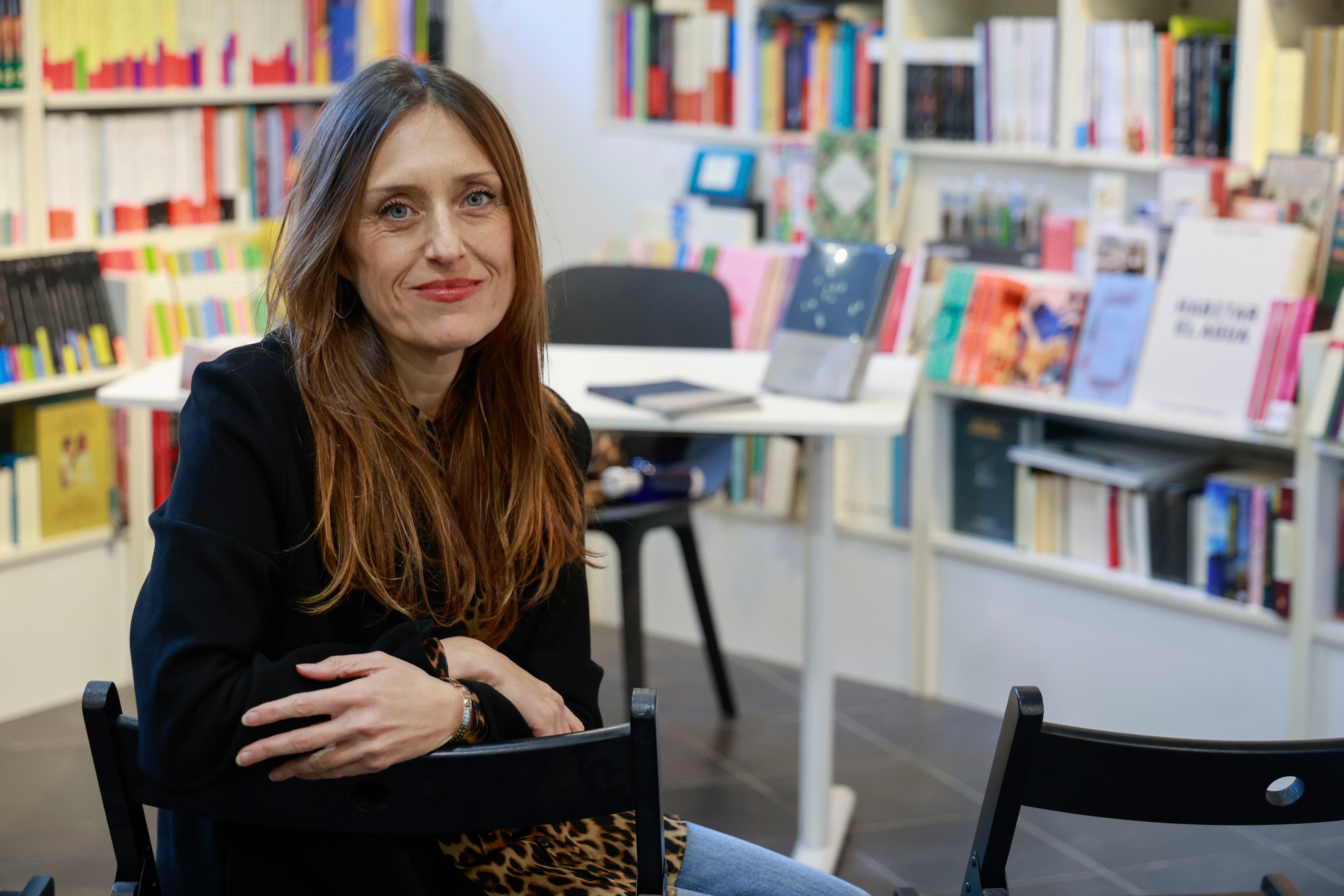 Ana Amado, este jueves en la librería Cantón4 de Ferrol minutos antes de presentar 'Sancti Spiritus' (foto: Kiko Delgado / EFE)