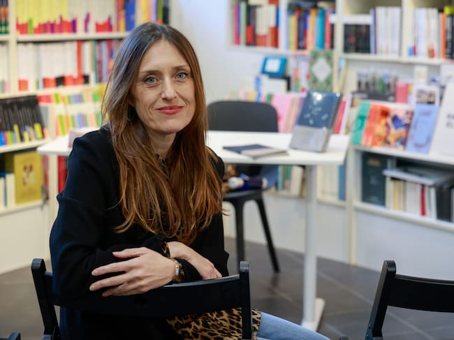 Ana Amado, este jueves en la librería Cantón4 de Ferrol minutos antes de presentar 'Sancti Spiritus' (foto: Kiko Delgado / EFE)