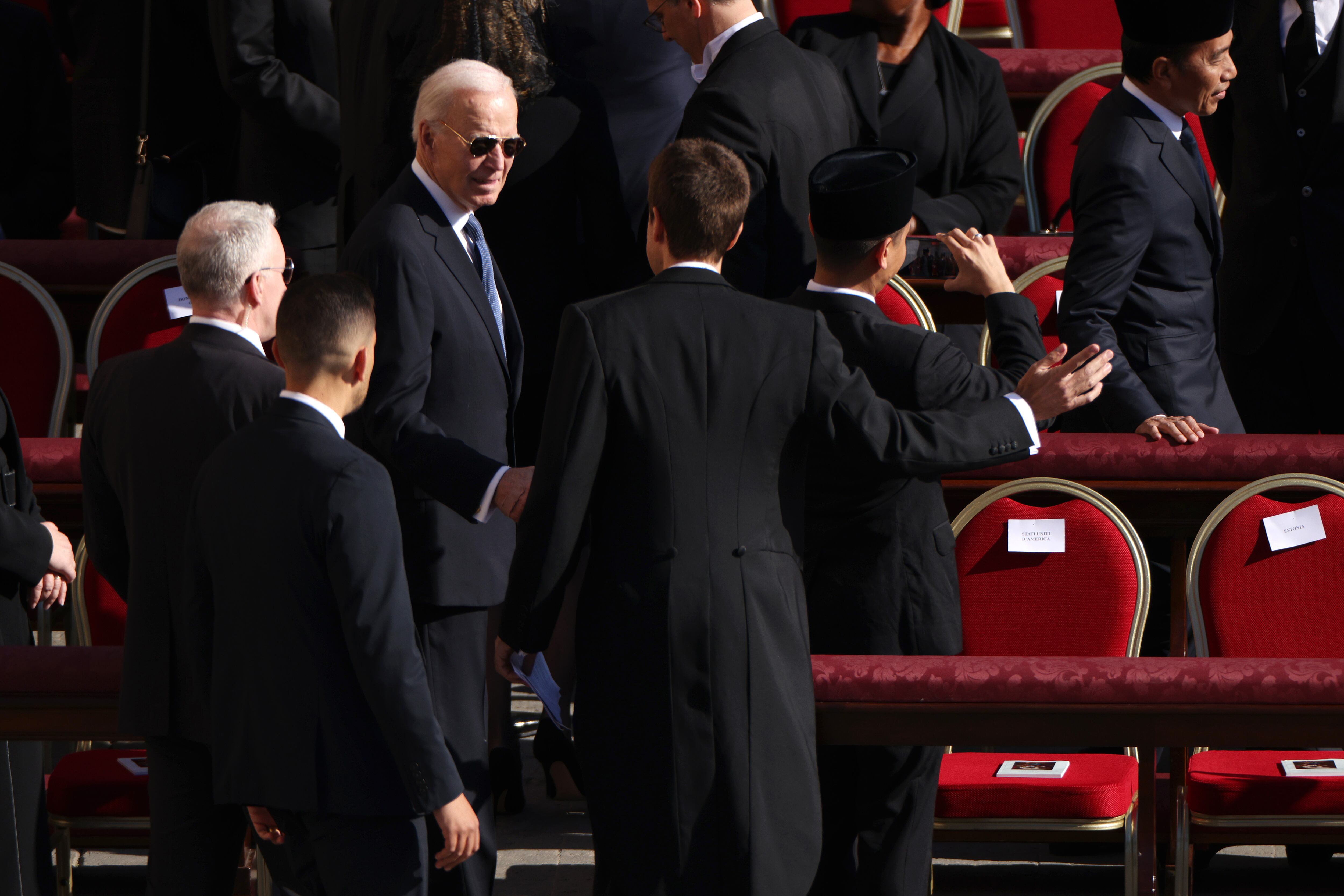 El expresidente de EEUU, Joe Biden, llega al funeral del papa en el Vaticano