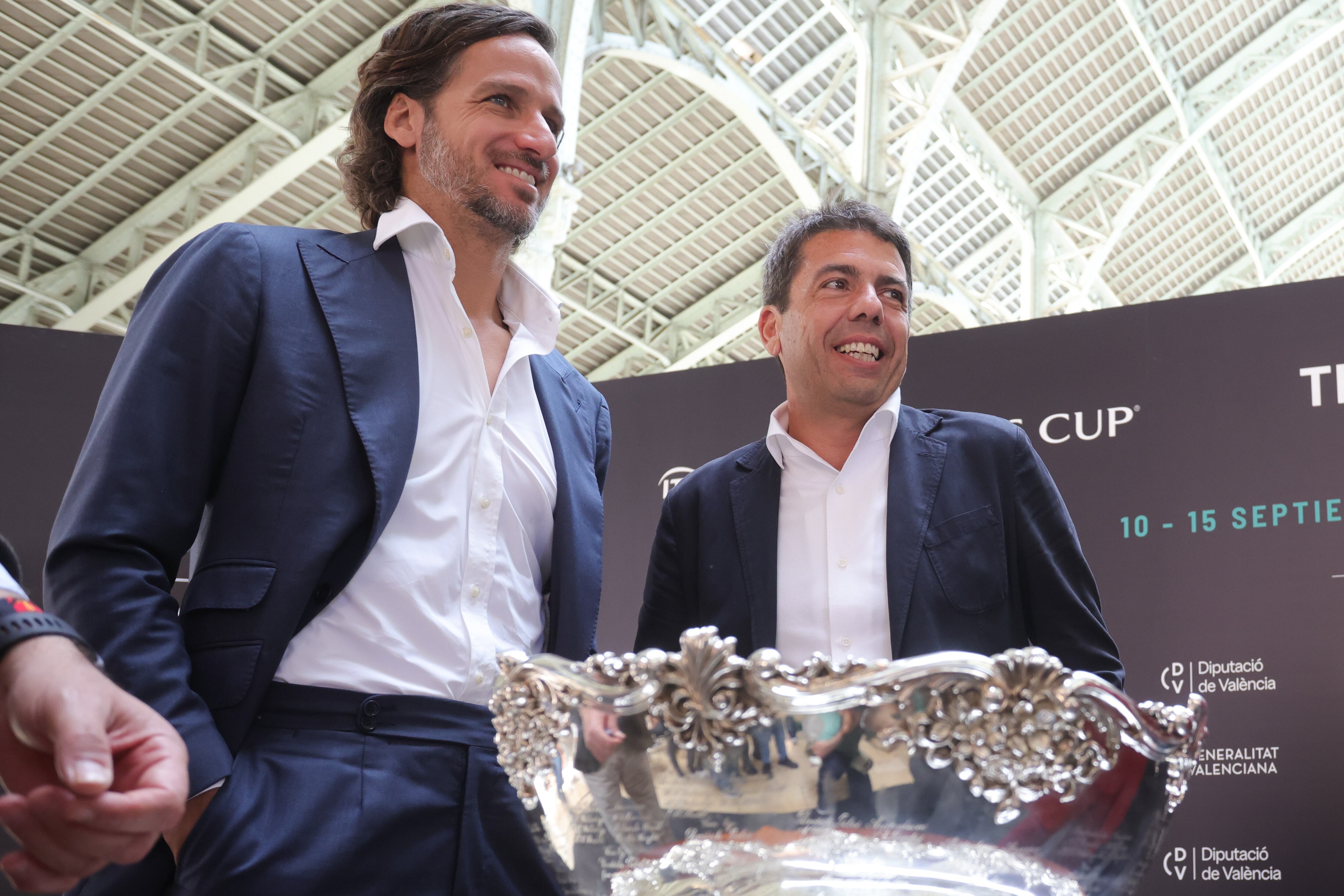 El president de la Generalitat, Carlos Mazón, y el tenista alicantino, David Ferrer, en la presentación de la Copa Davis en València