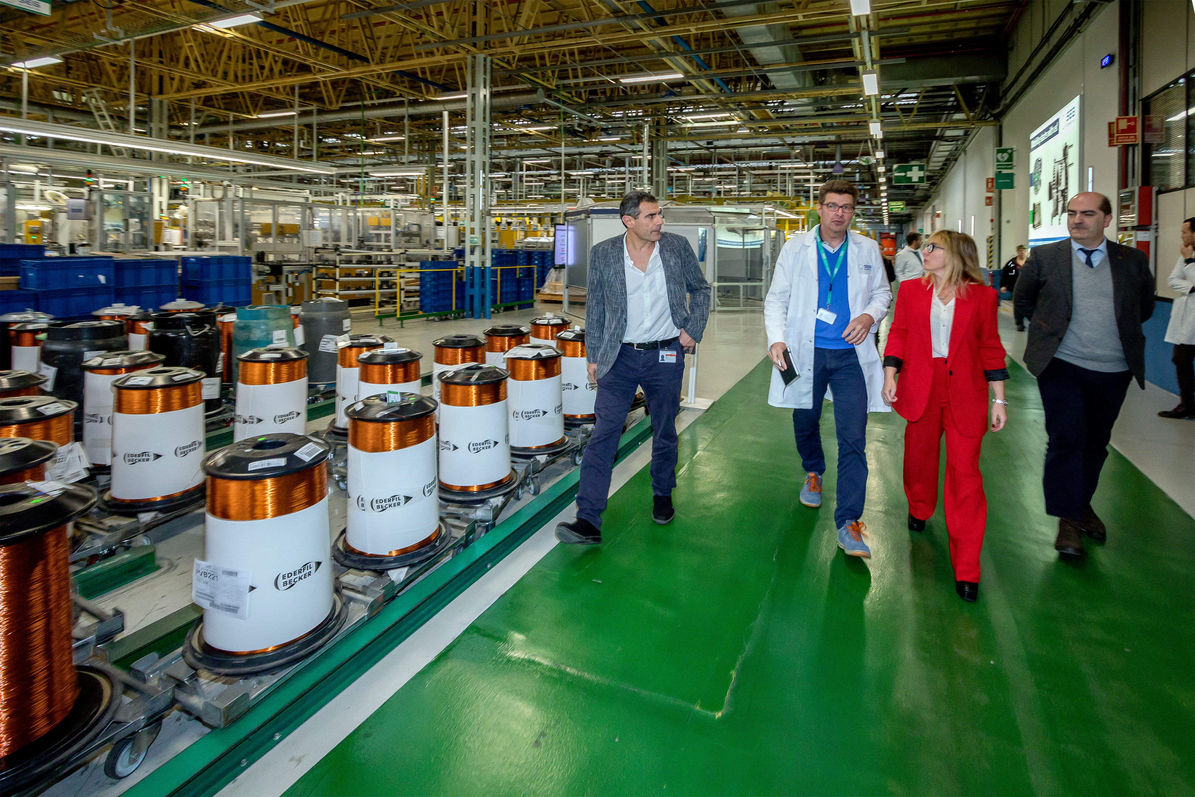 La consejera de Empleo y Políticas Sociales, María Eugenia Gómez de Diego, visita la planta de SEG Automotive.