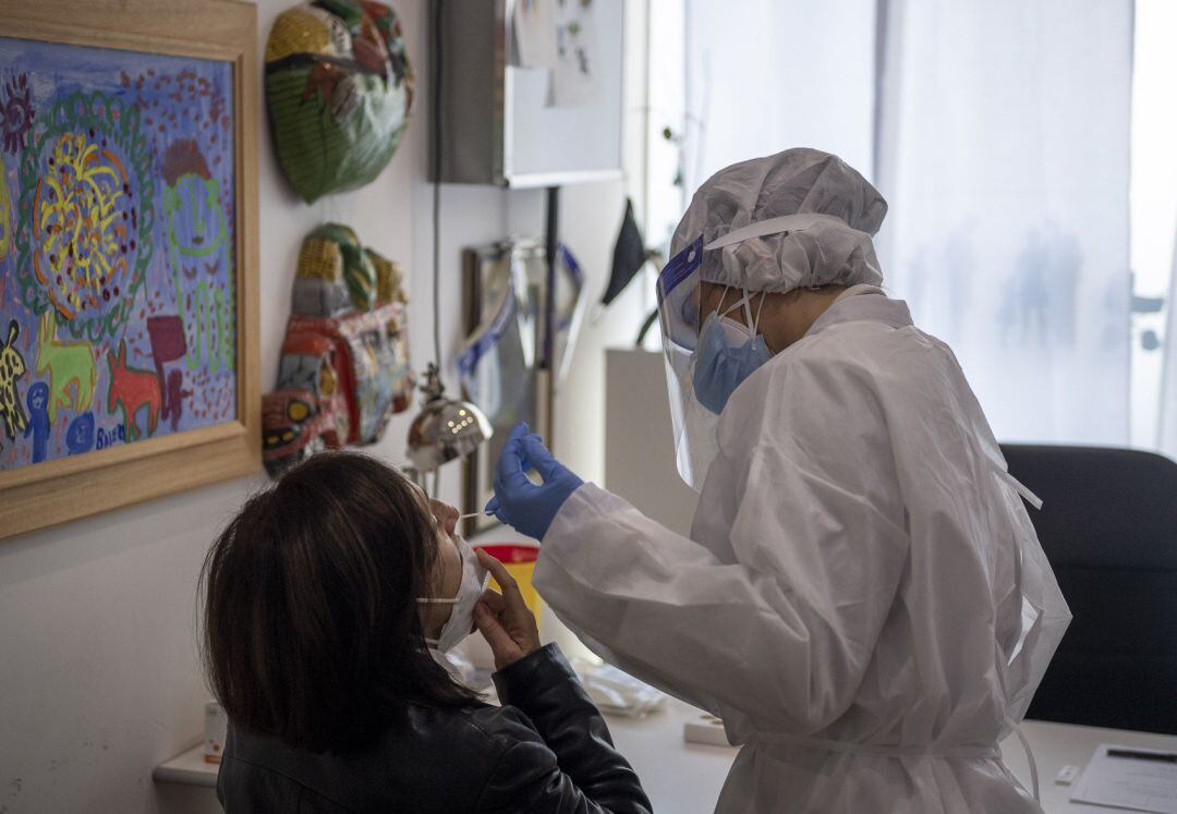 Prueba PCR en un centro hospitalaria