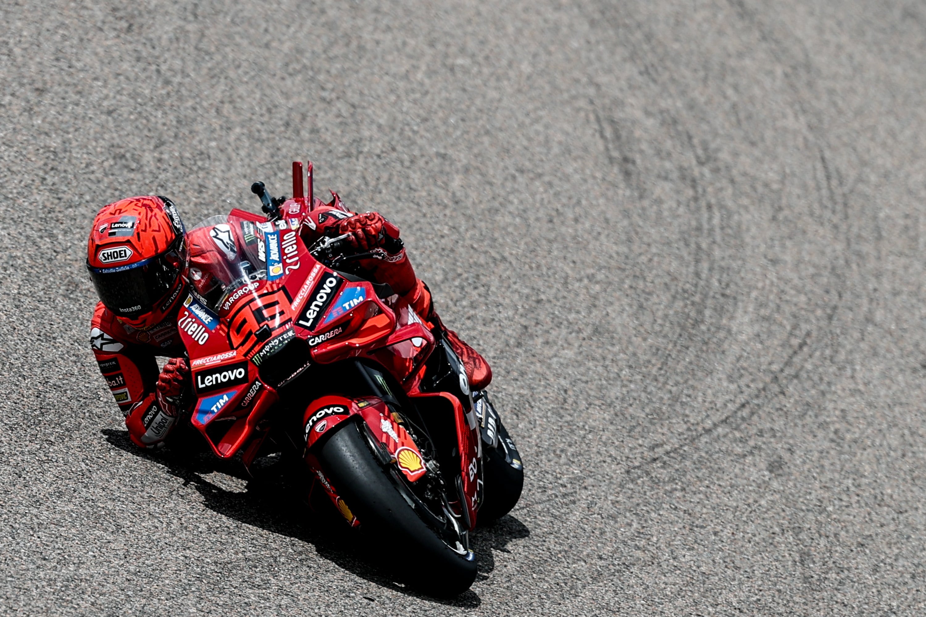 FOTODELDÍA Hohenstein-Ernstthal (Alemania), 13/07/2025.- El piloto del equipo Ducati Lenovo, Marc Márquez, en acción durante la carrera de Moto GP del Gran Premio de Alemania de Motociclismo, celebrada en el circuito de Sachsenring en Hohenstein-Ernstthal, Alemania, este domingo.- EFE/ Filip Singer