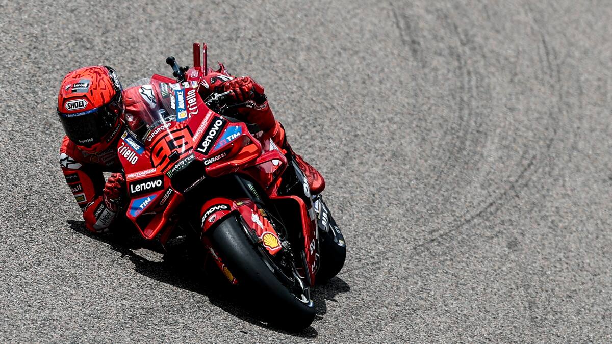 Una inoportuna caída de Marc Márquez deja vía libre para la 'pole' de 'Pecco' Bagnaia en la clasificación del GP de la República Checa