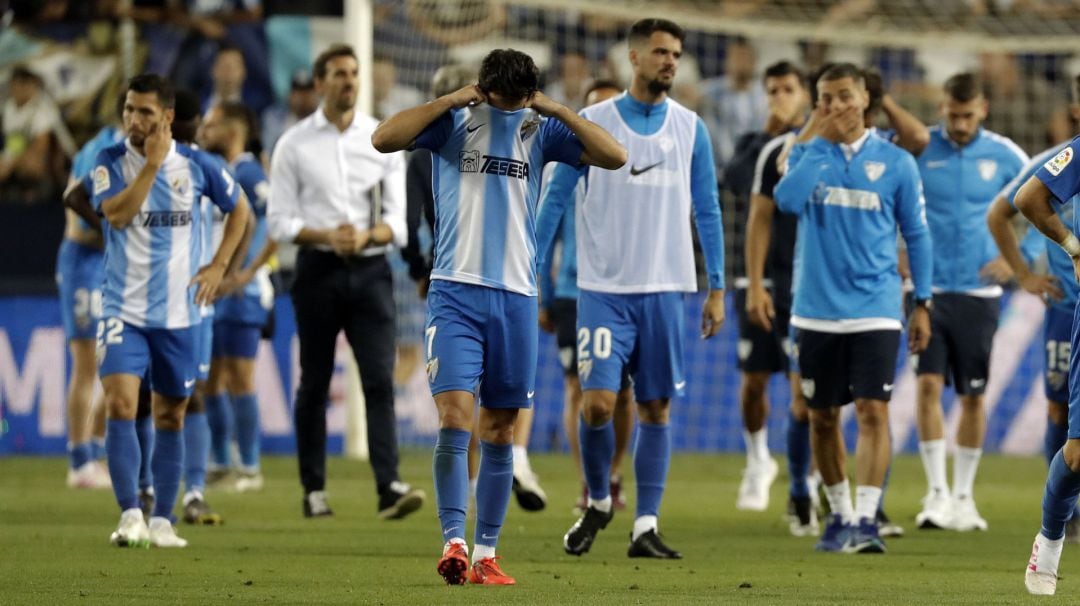 Juankar se cubre la cara en el último partido del Málaga en La Rosaleda
