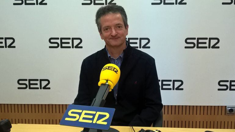 José María Mollinedo en los estudios de Radio Murcia-Cadena SER