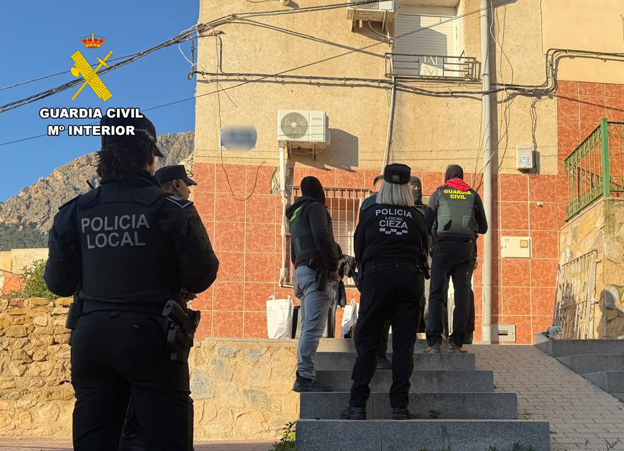 Agentes de la Guardia Civil y Policía Local durante la Operación "Persiles" en Cieza