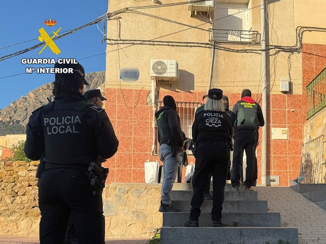 Agentes de la Guardia Civil y Policía Local durante la Operación "Persiles" en Cieza