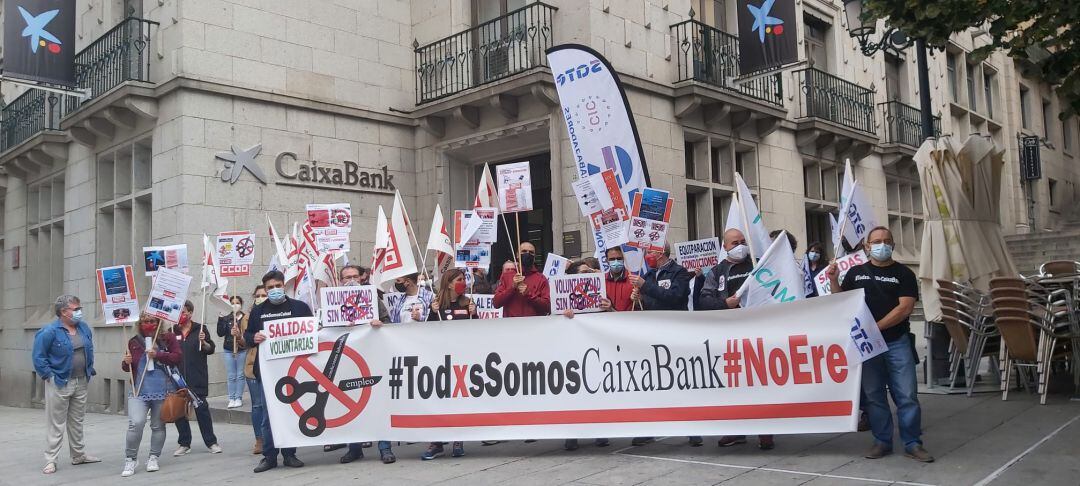 Trabajadores de CaixaBank se manifiestan frente a la sede principal de la entidad 