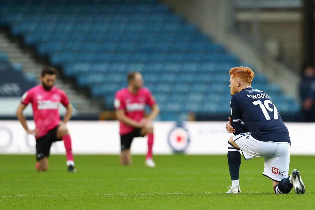 Jugadores del Millwall y Derby durante el gesto a favor del &#039;Black Lives Matter&#039;. 