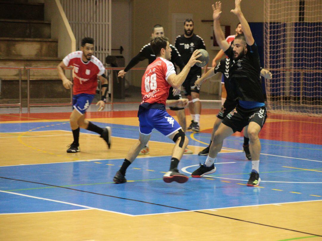 Una jugada del último partido entre el San José Obrero y el OAR Coruña.