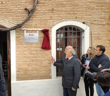 Edmundo Bayón, presidente de la elanoradora, descubriendo la placa conmemorativa