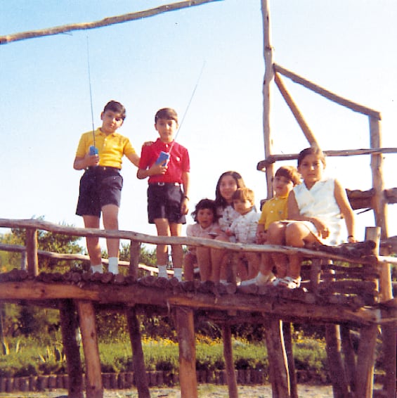 José María Yagüe y Luis Traverso con sus hermanos en el Parque Princesa Sofía y los walkies &quot;Bianchi Radiocomand que se describen en la novela. Año 1971.