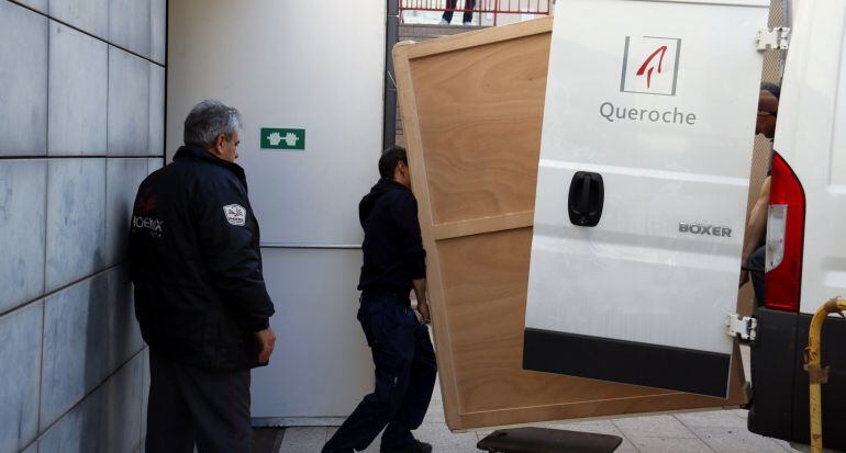 Pla mig on es pot veure com tècnics carreguen el quadre de 'La Immaculada' del Museu de Lleida per traslladar-lo al Monestir de Sixena, el 23 de gener de 2018.