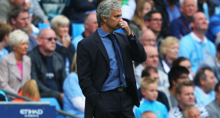 Mourinho, pensativo durante el partido en el Etihad Stadium