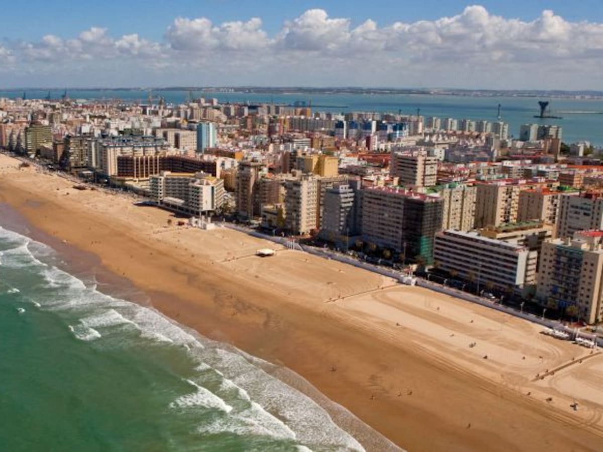 Comienza la temporada alta de playas en Cádiz