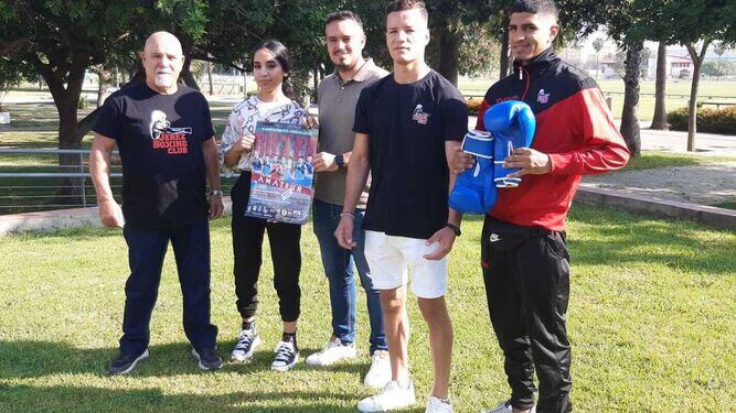 Navarro, junto al delegado de Deportes en funciones, Jesús Alba y varios púgiles.