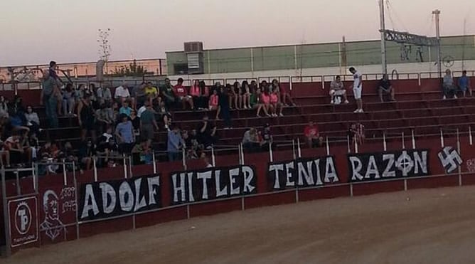 Foto difundida en Twitter por @miadepinto de la pintada de la plaza de toros de Pinto