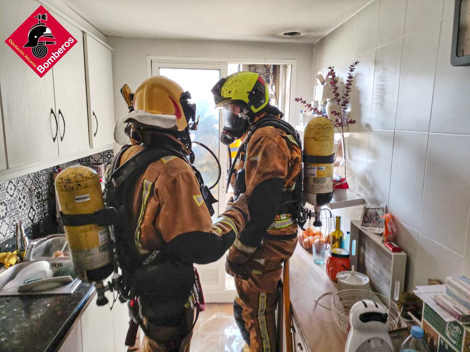 Los bomberos en el incendio en una vivienda en Alcoy