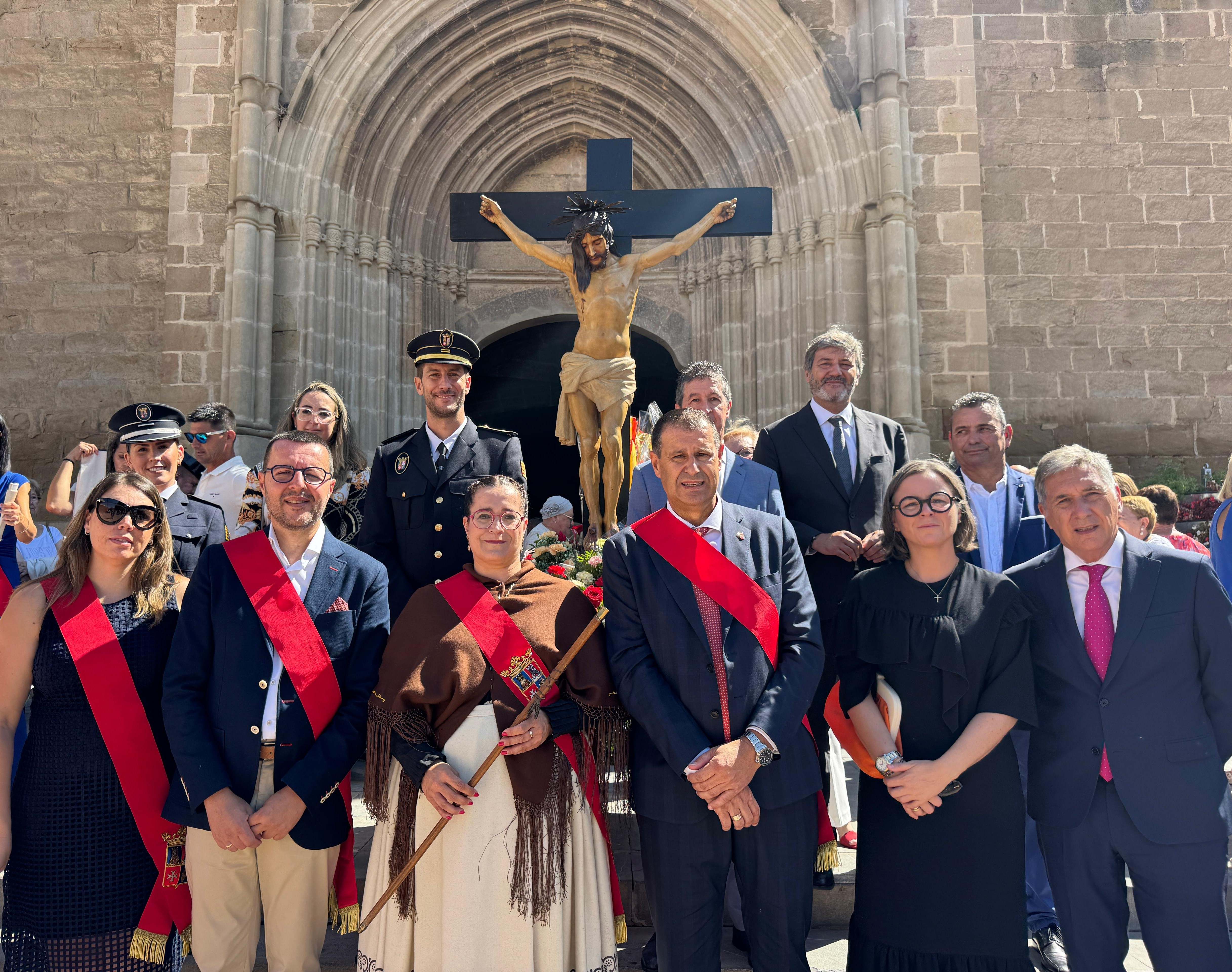 Autoridades junto al Santo Cristo de los Milagros.