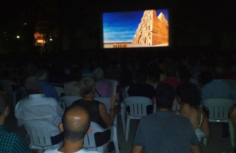 El cine de verano lleno durante la proyección de "La vida de Brian"