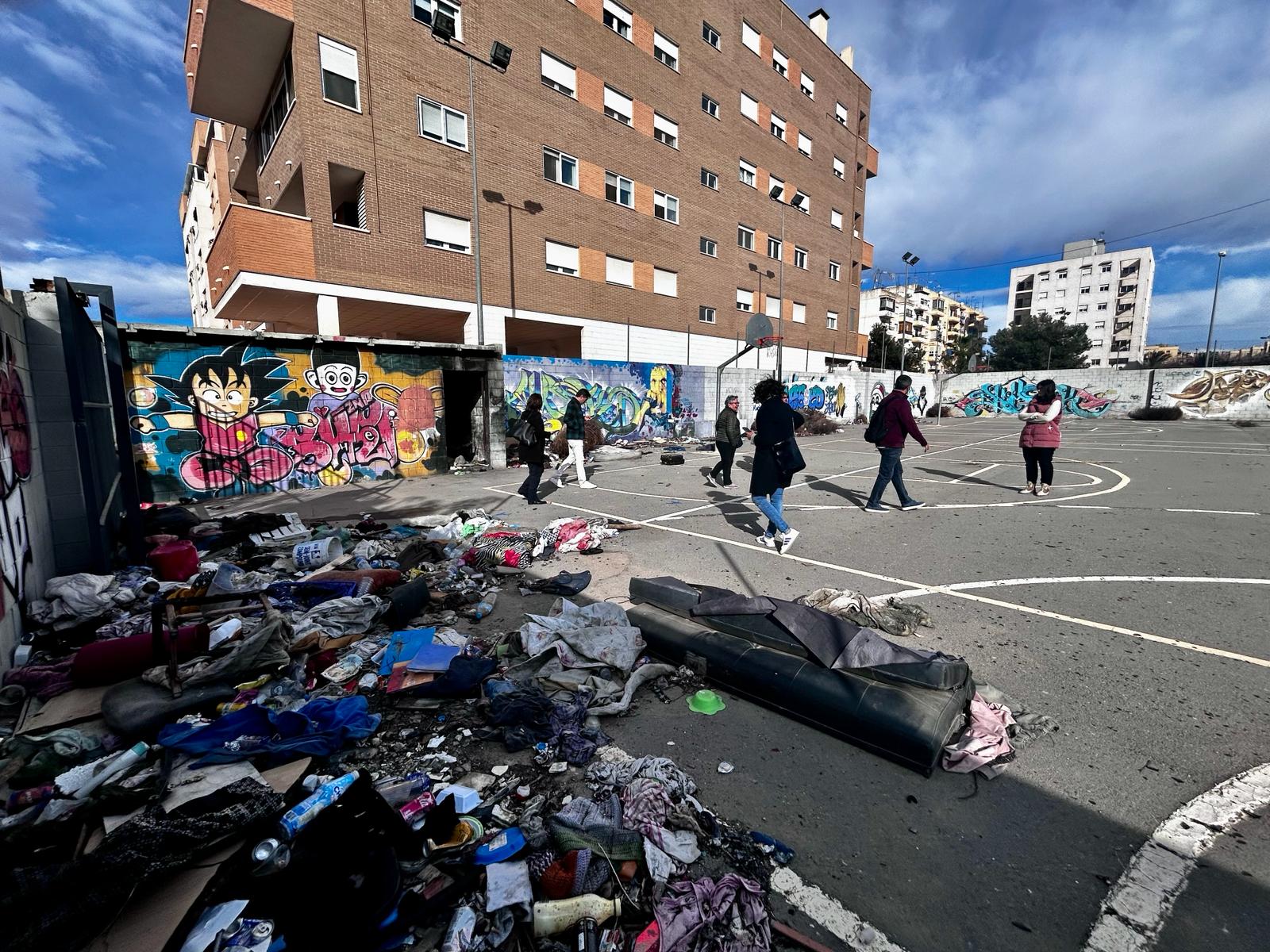 Estado de la pista deportiva de Nou Alacant