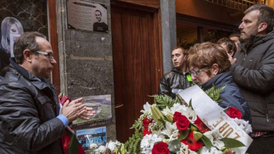 Los padres de Iñigo Cabacas en un acto de homenaje