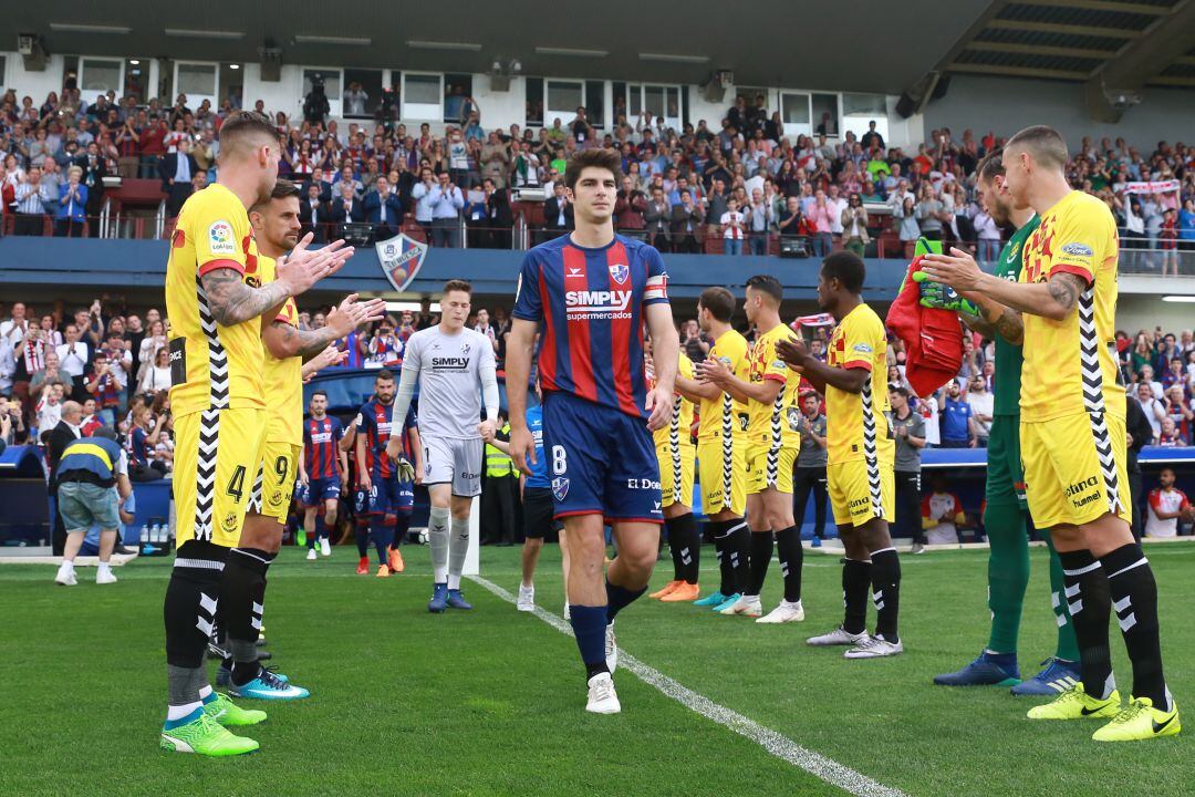 Los jugadores del Nàstic hacen el pasillo a los del Huesca