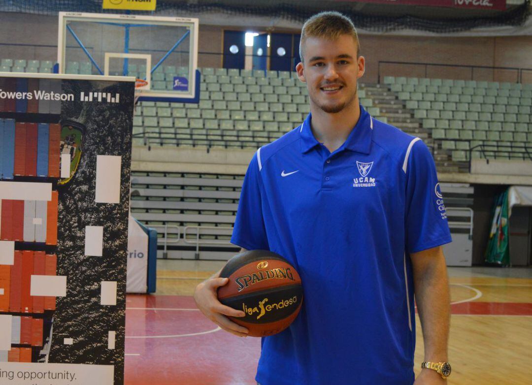 Dino Radoncic posando en el Palacio de los Deportes