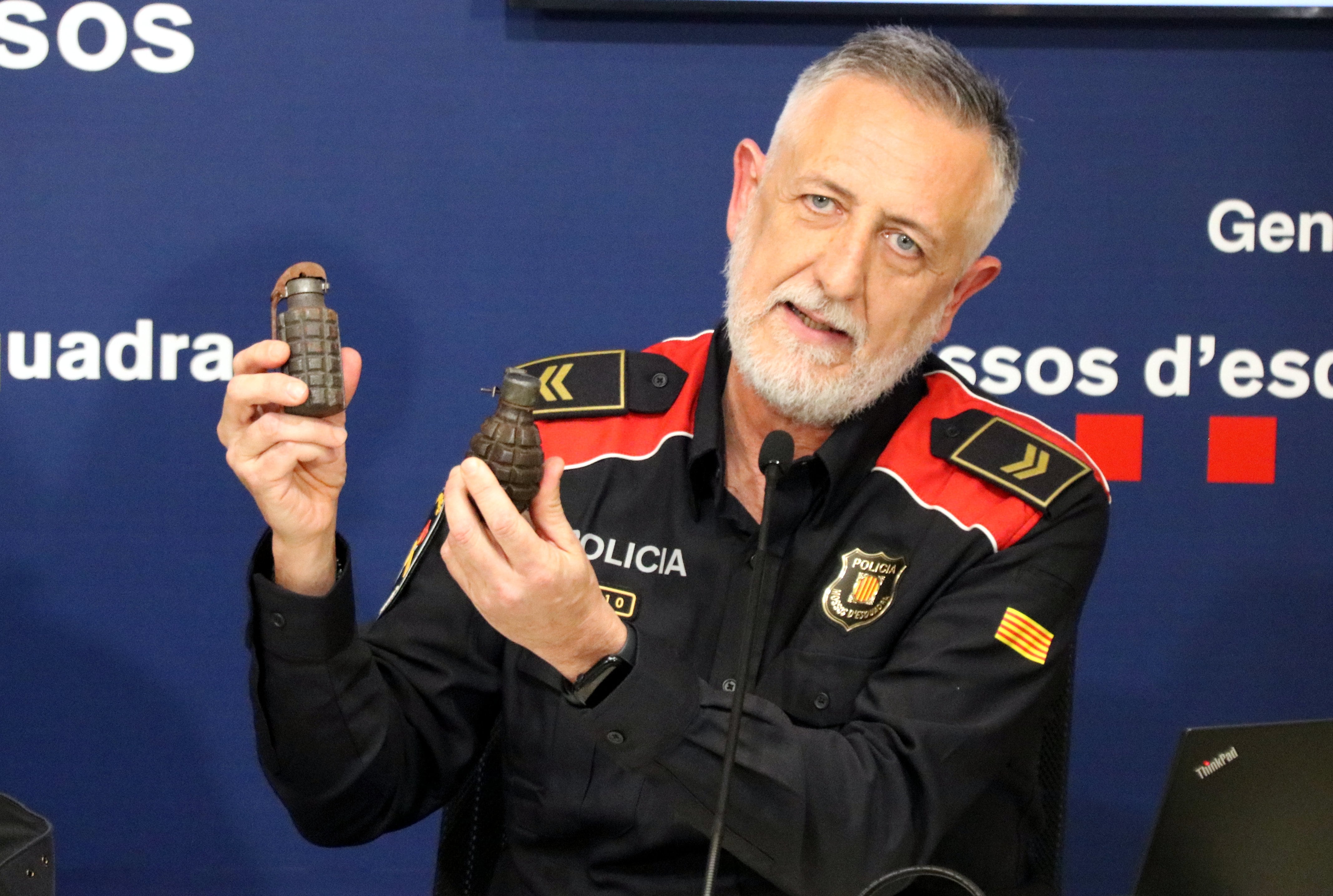 El sergent Gustau Aparisi, sotscap dels Tedax dels Mossos, mostra dues granades de mà.