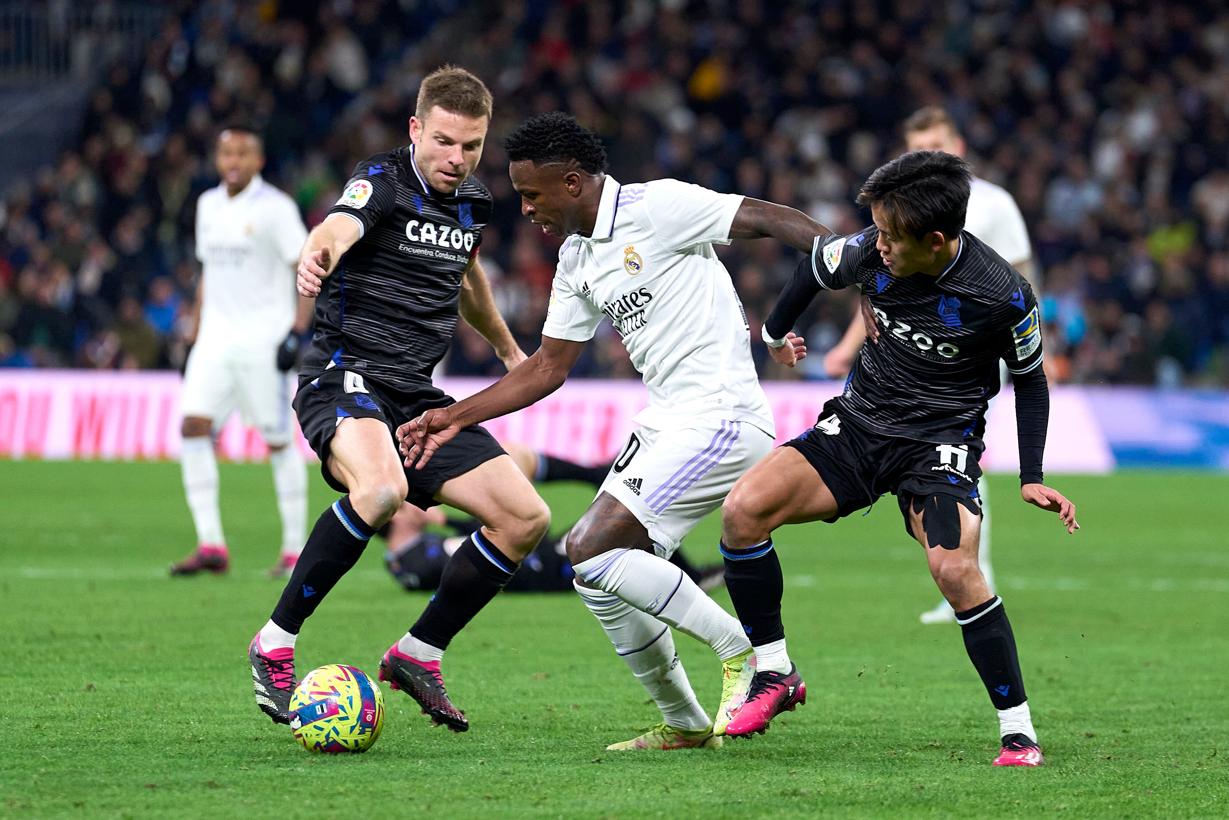 Illarramendi y Take Kubo defienden una acción de Vinicius.