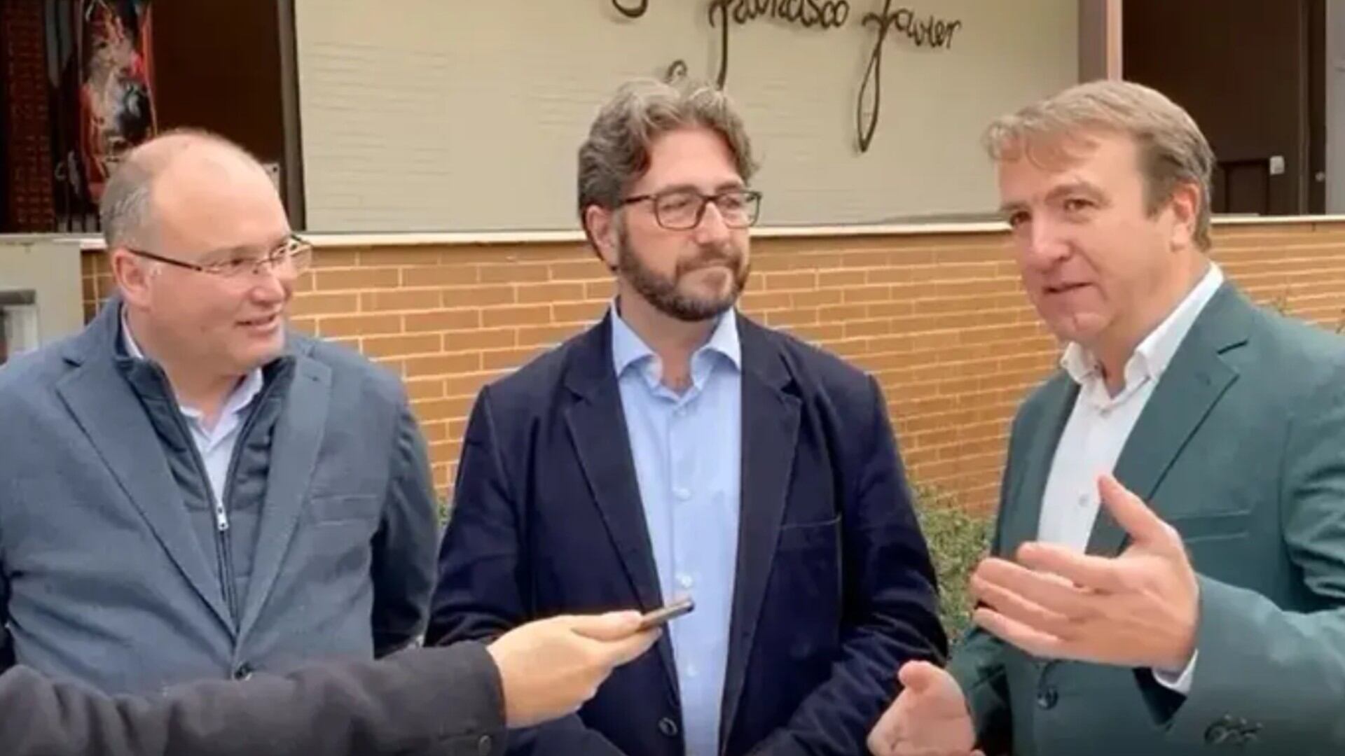 El vicesecretario de Acción Política del PP de Madrid, Jesús Moreno, junto al candidato a la alcaldía de Pinto Salomón Aguado