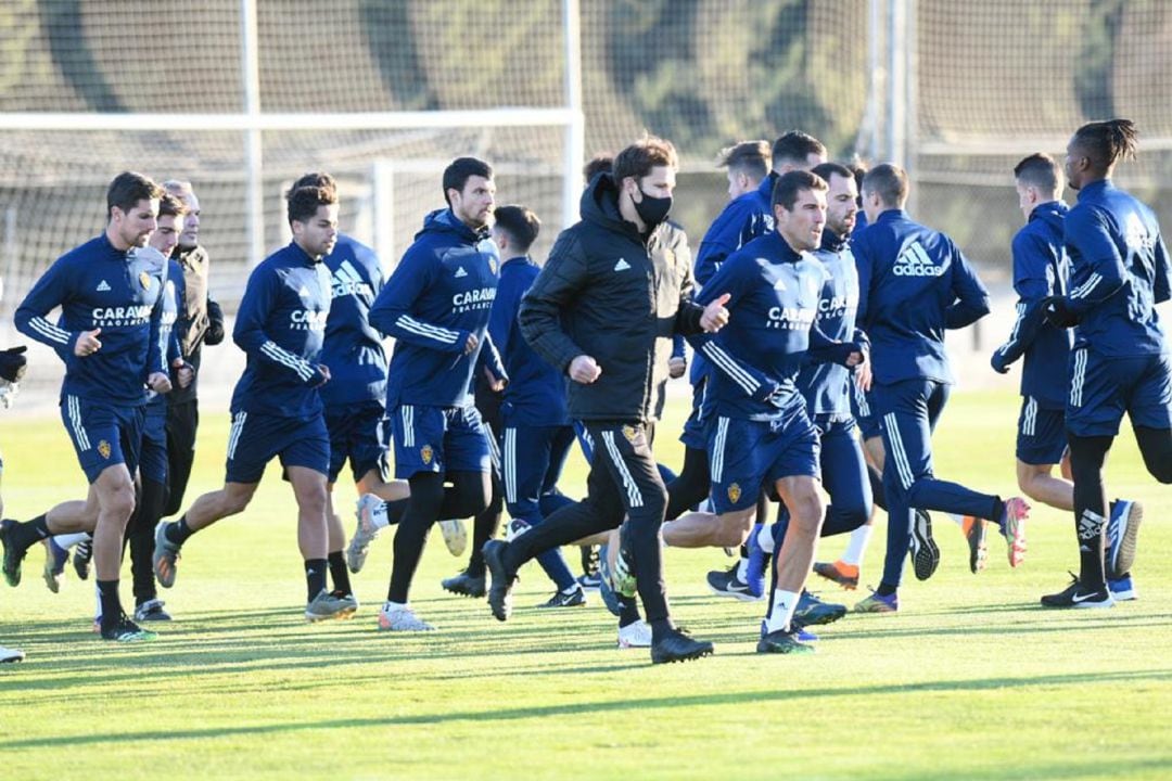 Los jugadores del Real Zaragoza realizan una sesión de entrenamiento en la Ciudad Deportiva
