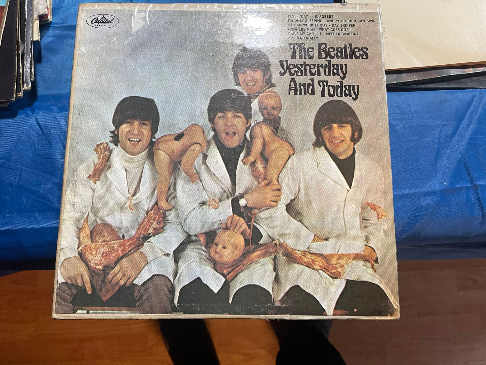 Una de las joyas de la exposición es el vinilo de los Beatles con muñecos mutilados que fue retirado ante el escándalo que generó