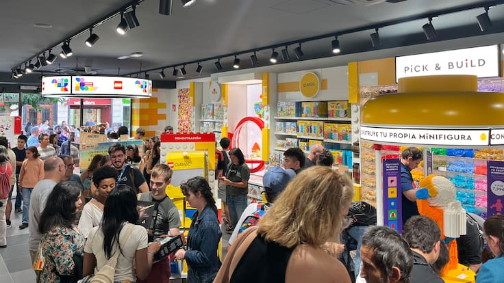 Bilbao da la bienvenida a la primera tienda oficial de LEGO con colas desde primera hora